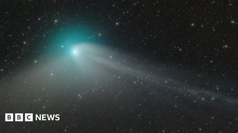 Newly discovered green comet comes close to Earth .